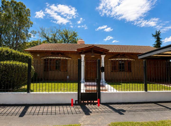 Casa · 183m² · 4 Ambientes · 2 Cocheras