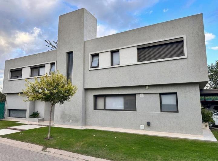 Casa · 190m² · 6 Ambientes · 2 Cocheras