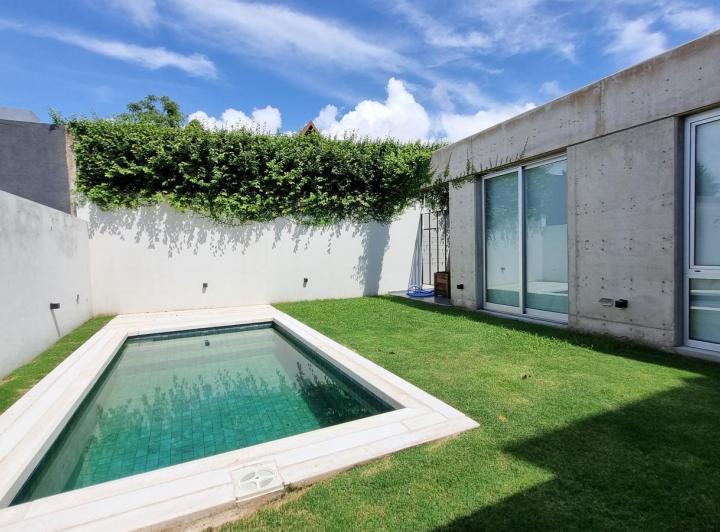 Casa · 205m² · 3 Dormitorios · 4 Cocheras