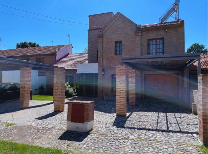 Casa · 300m² · 12 Ambientes · 6 Cocheras
