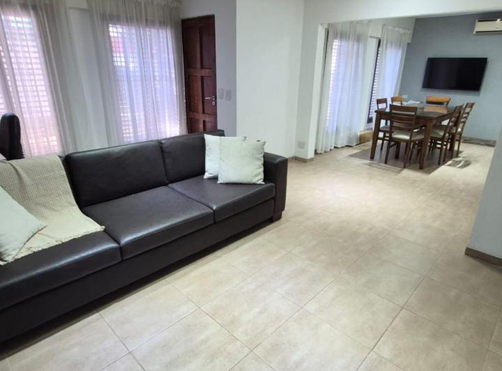 Casa · 195m² · 6 Ambientes · 3 Cocheras