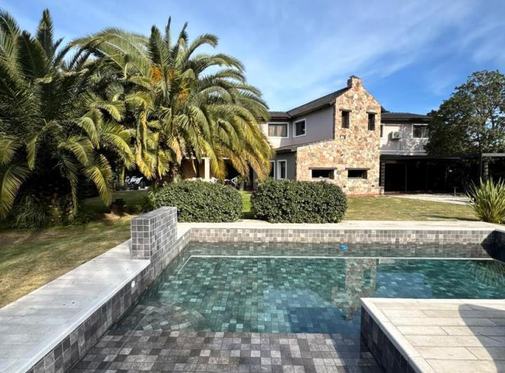 Casa · 350m² · 6 Ambientes · 3 Cocheras