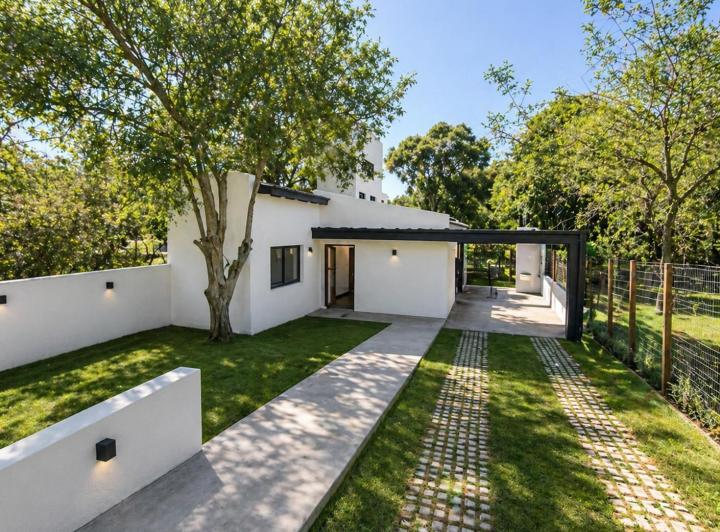 Casa · 100m² · 10 Ambientes · 2 Cocheras