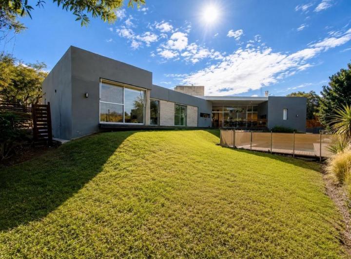 Casa · 300m² · 3 Dormitorios · 2 Cocheras