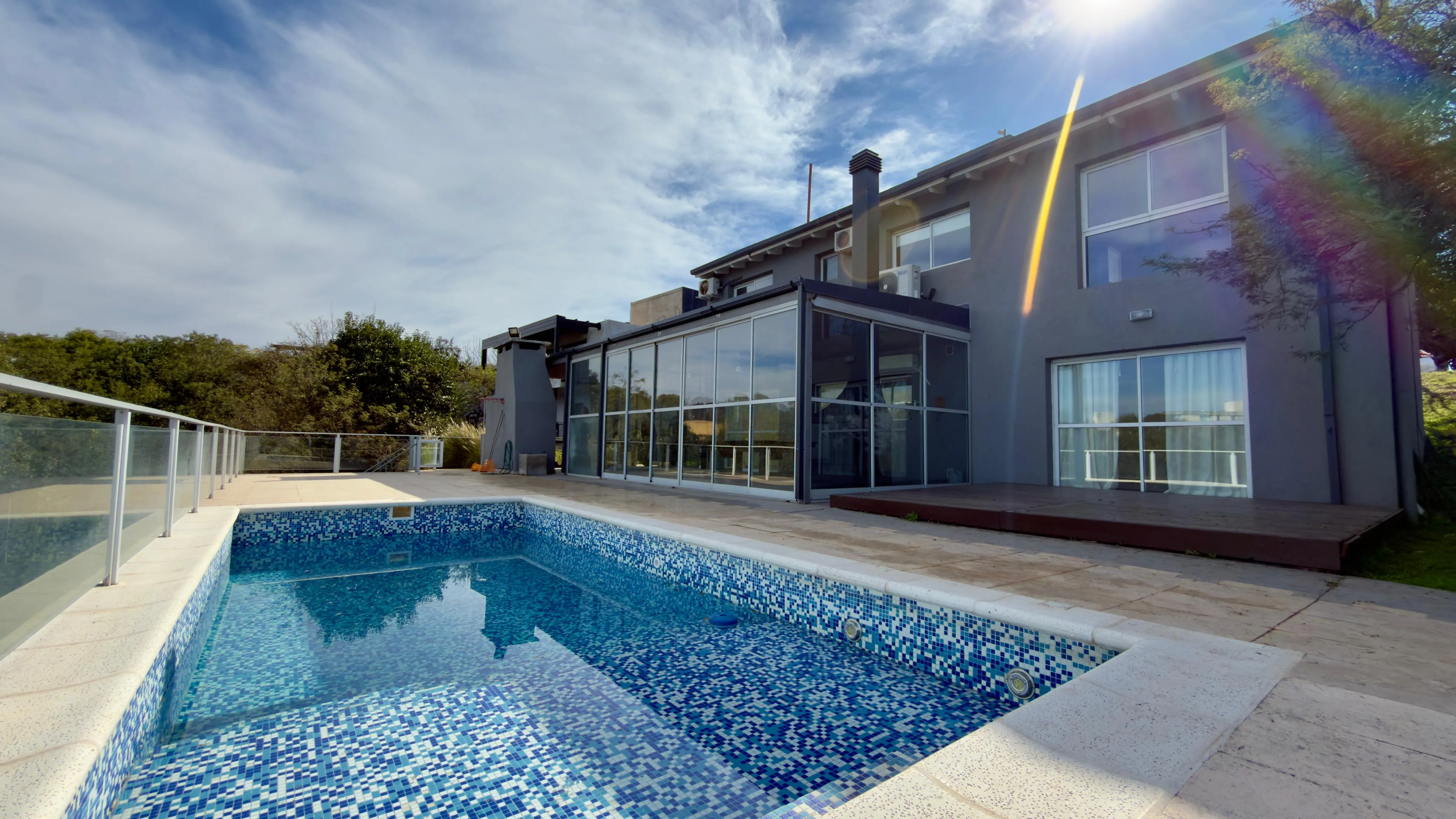 ¡OPORTUNIDAD! Casa en Venta de 3 Dormitorios, Quincho, Terraza y Pileta - Ubicación Central en Estancia Q2