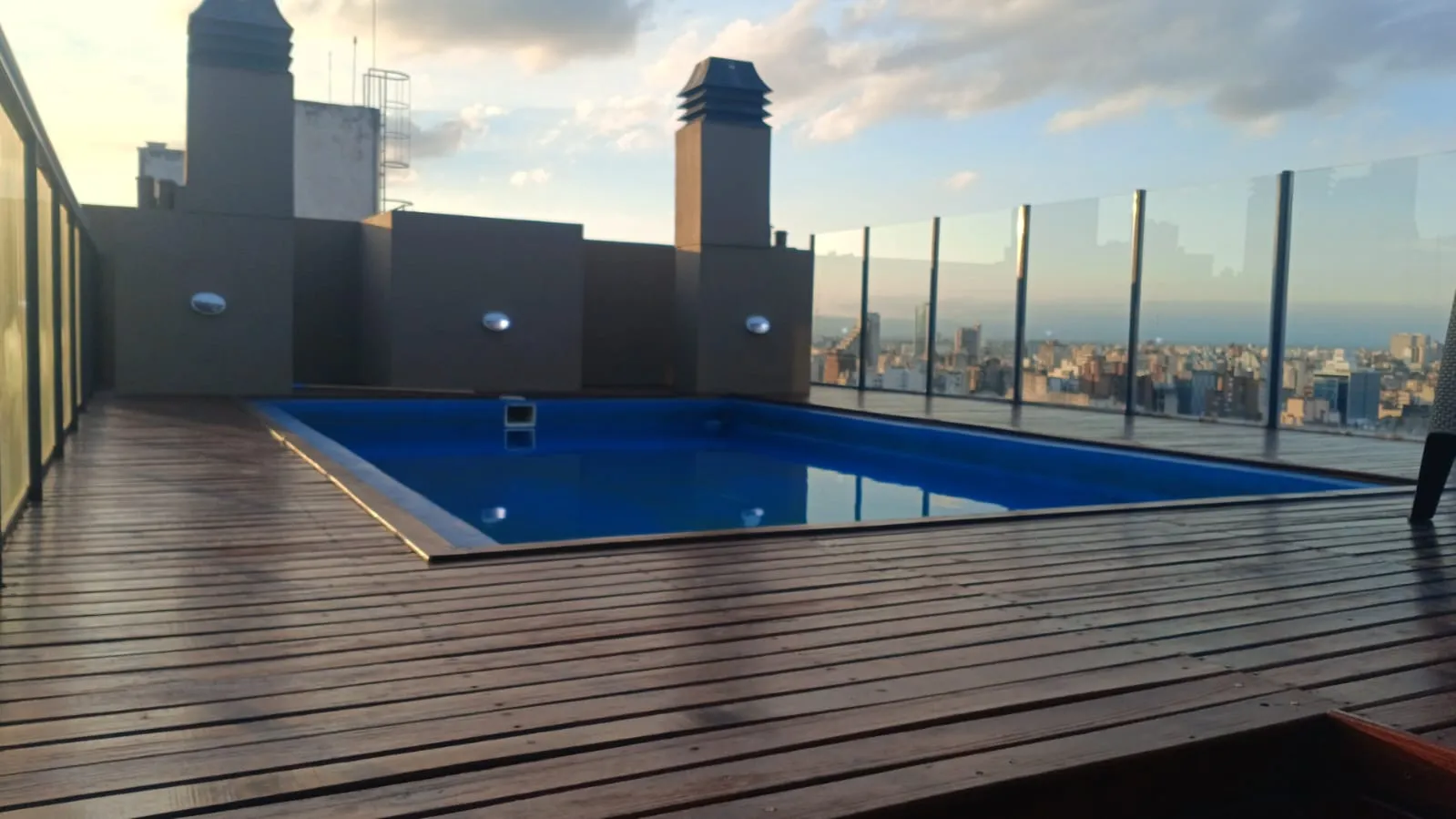 Departamento de un dormitorio, balcón, pileta en terraza y SUM. Cómodo, práctico, muy luminoso y de calidad
