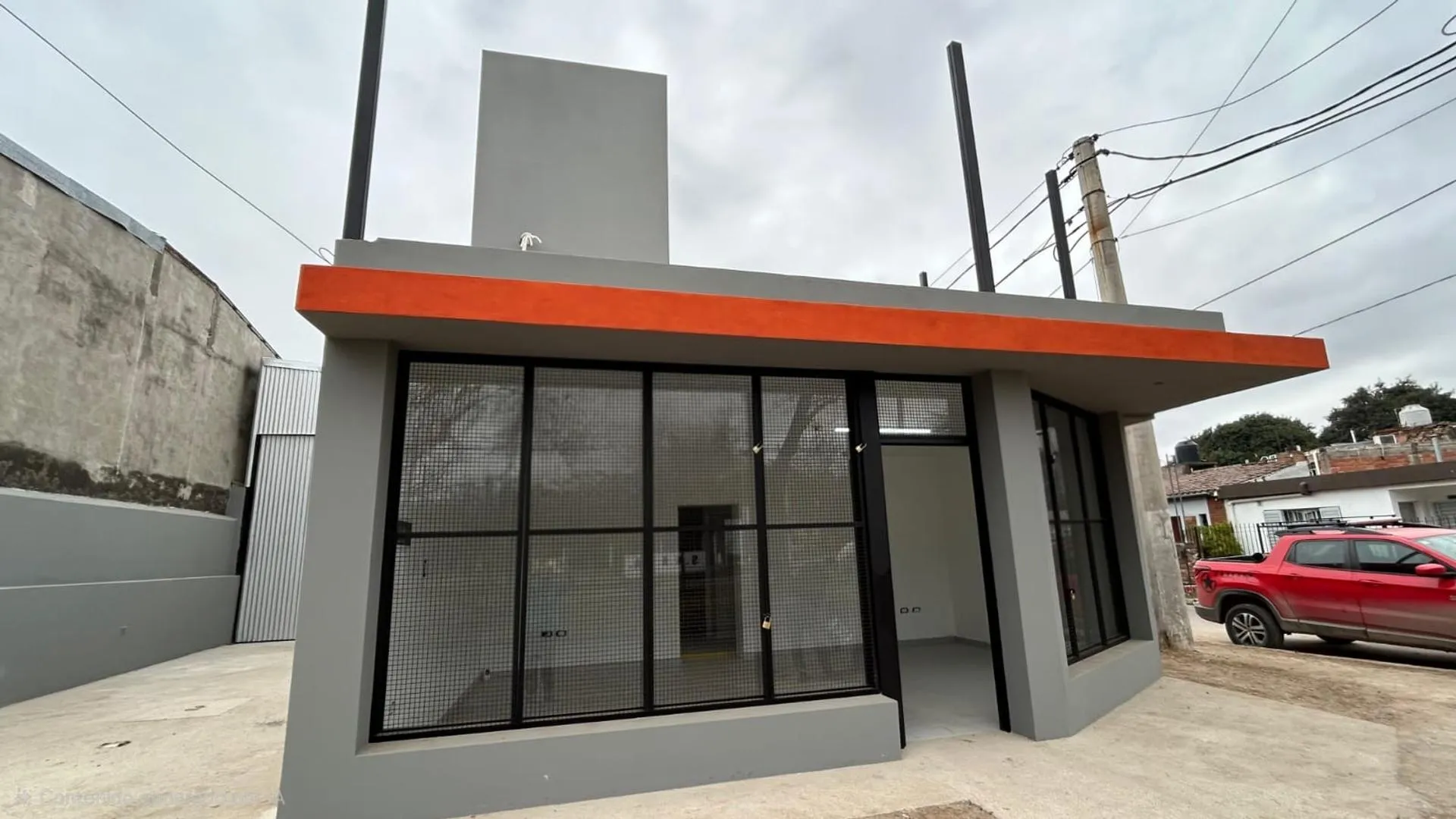 Galpon con oficina y local comercial en Rio Negro al 4200