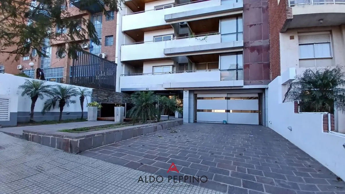 Nueva cordoba - depto 1 dorm con cochera y balcon frente