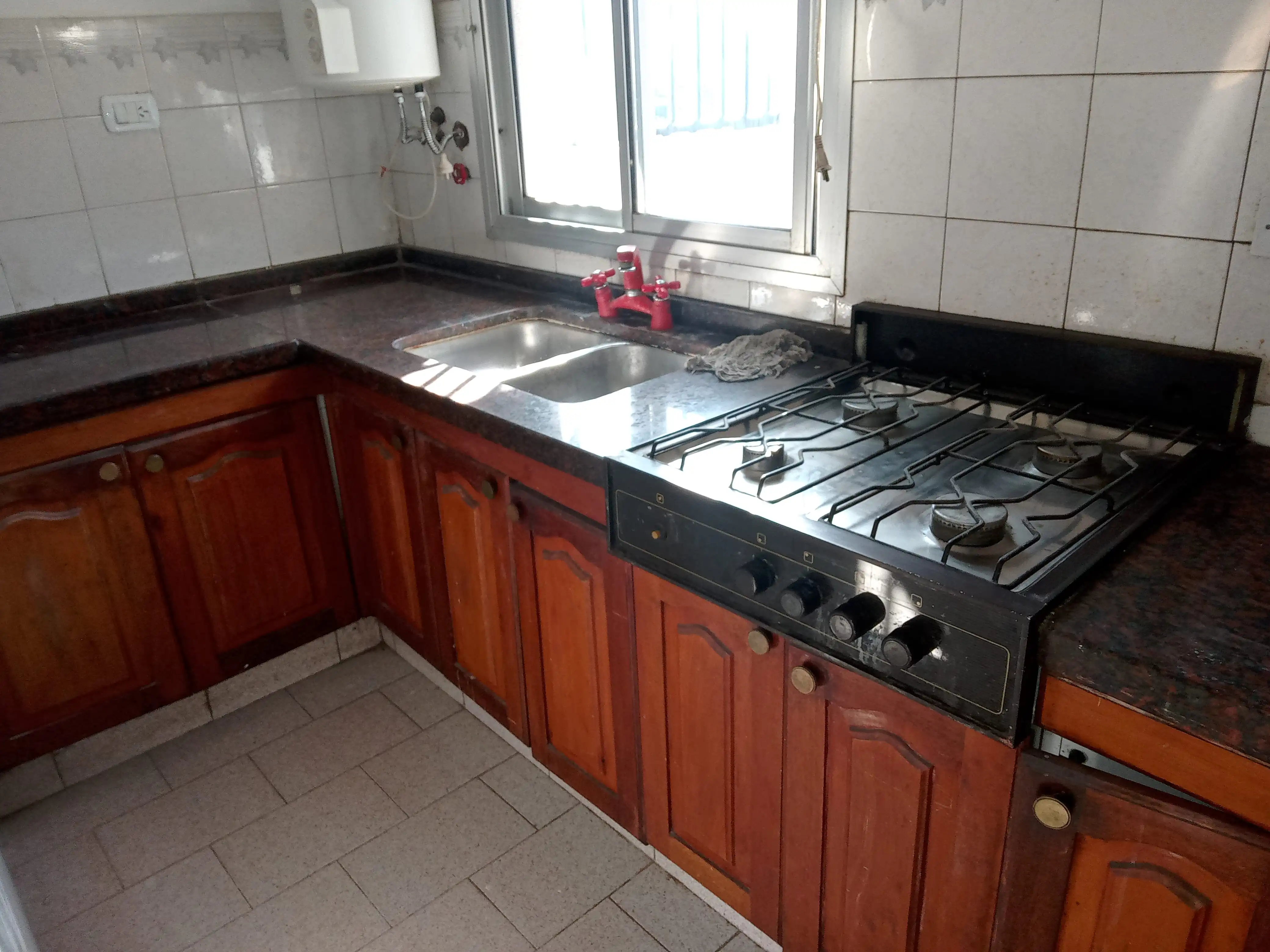 Amplio depto 1er Piso Frente y balcón, dos dorm, gran liv-comedor, sin expensas