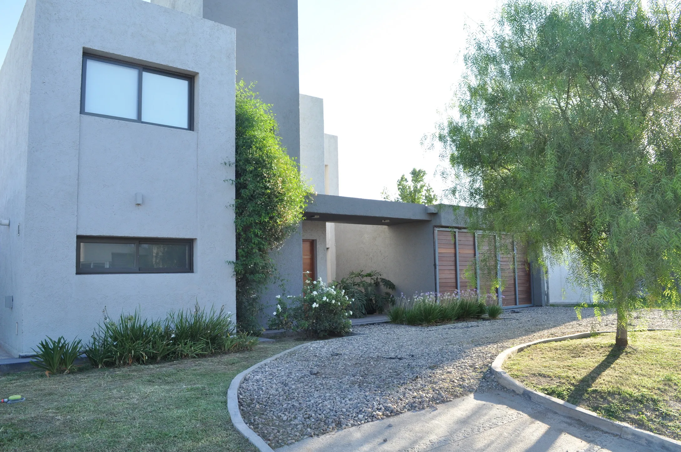 DUEÑO VENDE - Hermosa oportunidad para vivir en una casa Segura en barrio cerrado, Amplia con gran jardin, Pileta y espacio Social