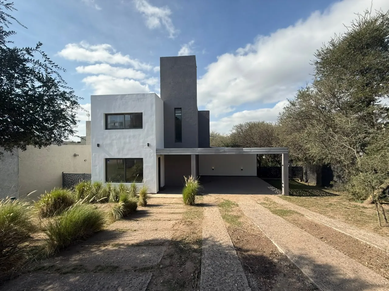 VENTA CASA DE CATEGORÍA EN LAS CAÑITAS BARRIO PRIVADO - 3 DORMITORIOS