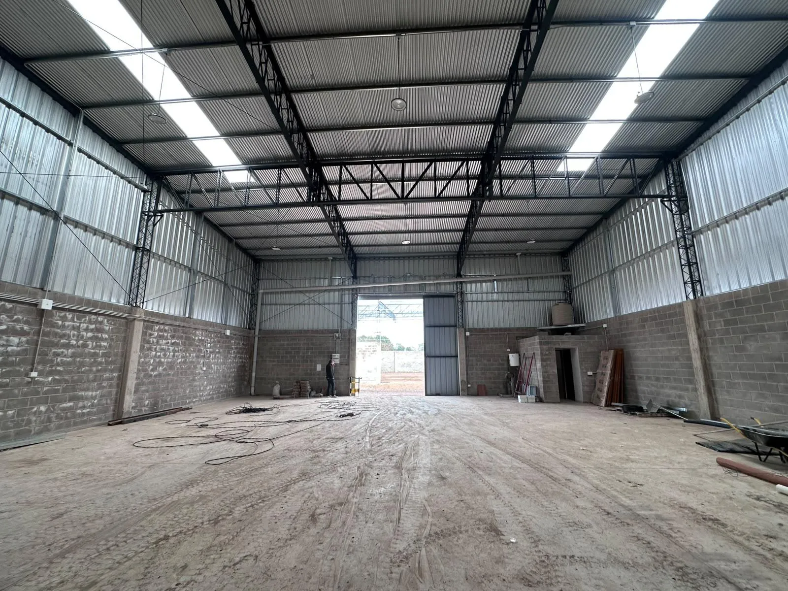 GALPON 330 M2 CON SEGURIDAD - VILLA RETIRO