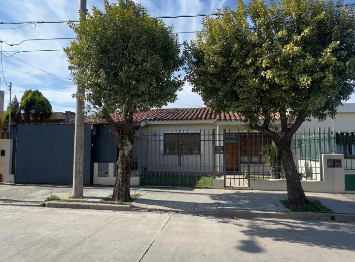Casa · 180m² · 6 Ambientes · 2 Cocheras