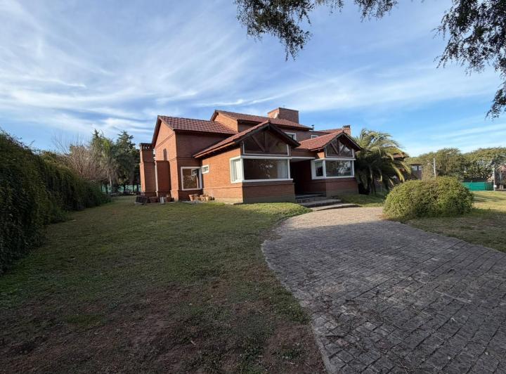 Casa · 430m² · 3 Dormitorios · 2 Cocheras