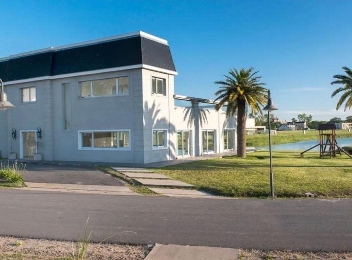 Casa · 80m² · 1 Ambiente · 2 Cocheras