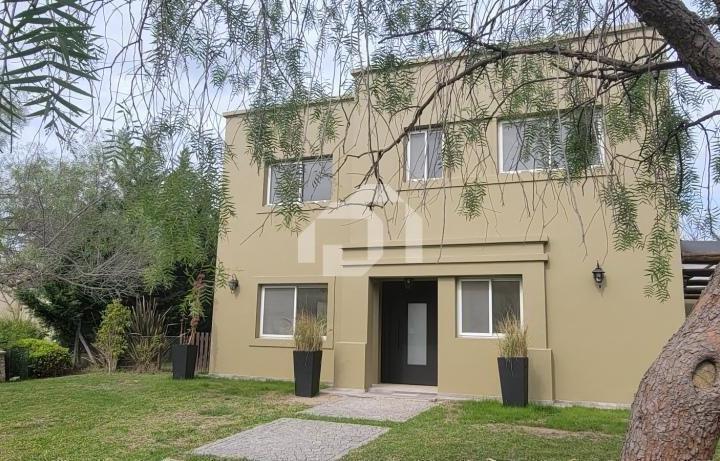 Casa · 180m² · 5 Ambientes · 2 Cocheras