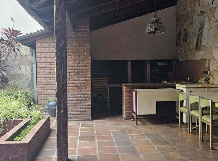 Casa · 353m² · 5 Ambientes · 1 Cochera