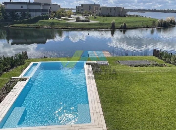 Casa · 370m² · 7 Ambientes · 2 Cocheras