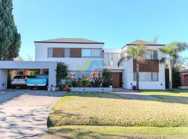 Casa · 410m² · 8 Ambientes · 2 Cocheras