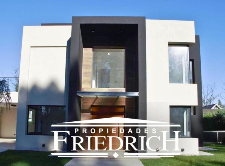 Casa · 270m² · 4 Ambientes · 5 Cocheras