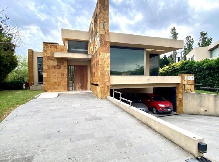 Casa · 480m² · 10 Ambientes · 4 Cocheras
