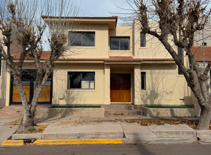 Casa · 200m² · 3 Dormitorios