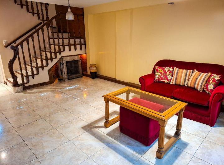 Casa · 220m² · 6 Ambientes · 1 Cochera