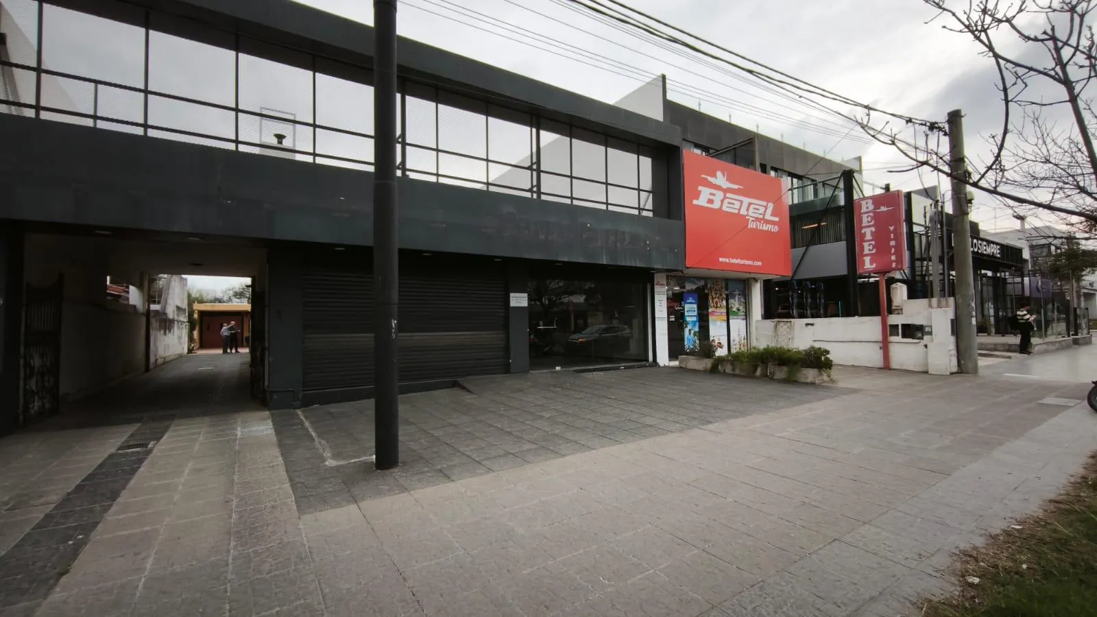HERMOSO LOCAL !! AV RAFAEL NUÑEZ 4225- EXCELENTE ZONA COMERCIAL!!