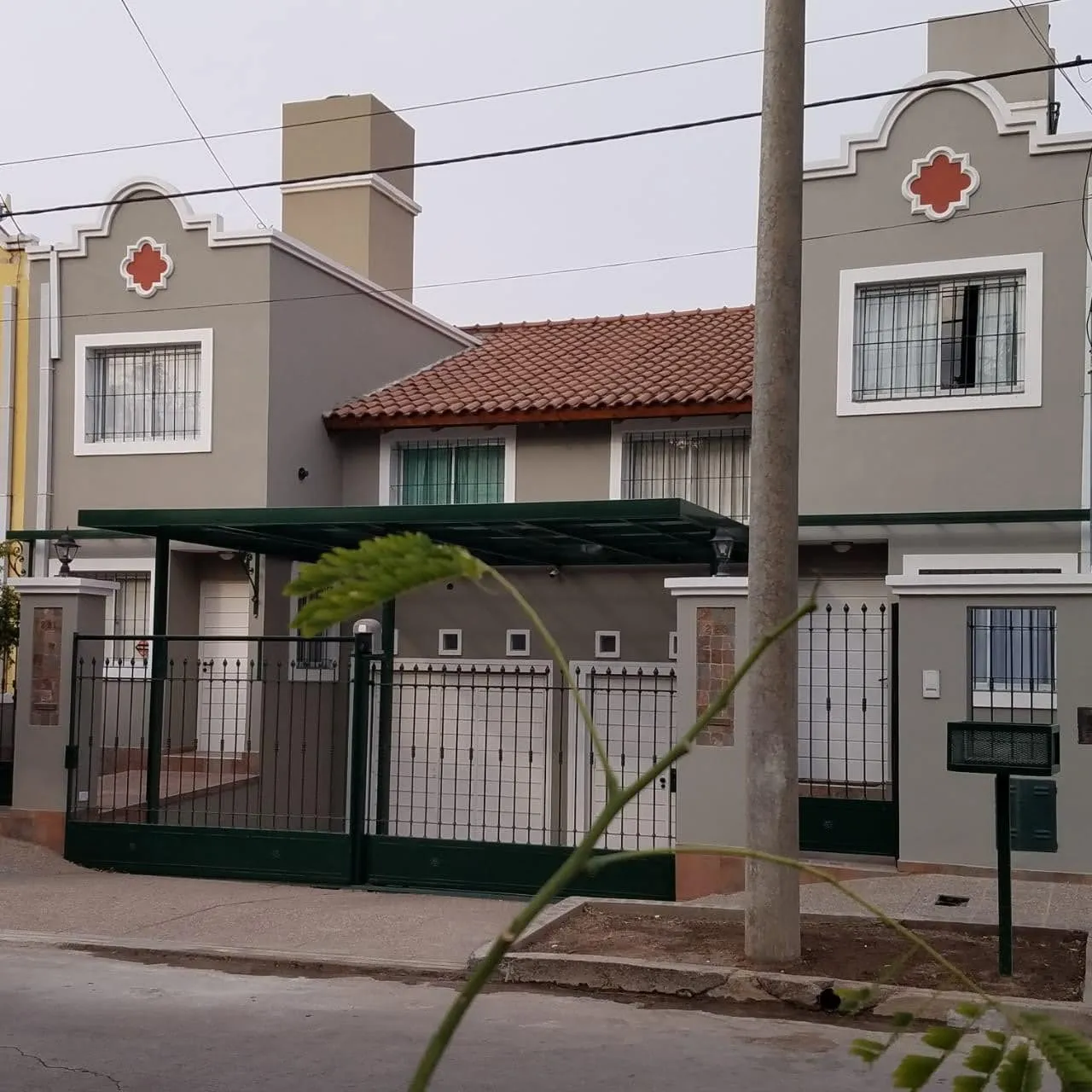 Alquilo Barrio San Salvador - Duplex Tres Dorm. - Tres Baños - Cochera