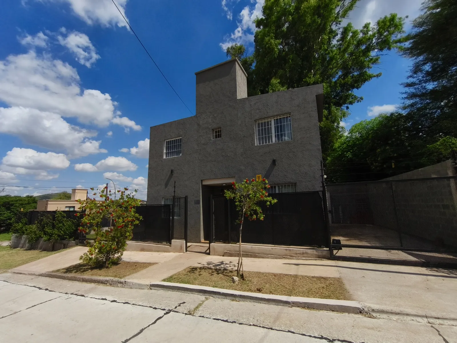 CASA 4 DORMITORIOS A LA VENTA VILLA PARAISO
