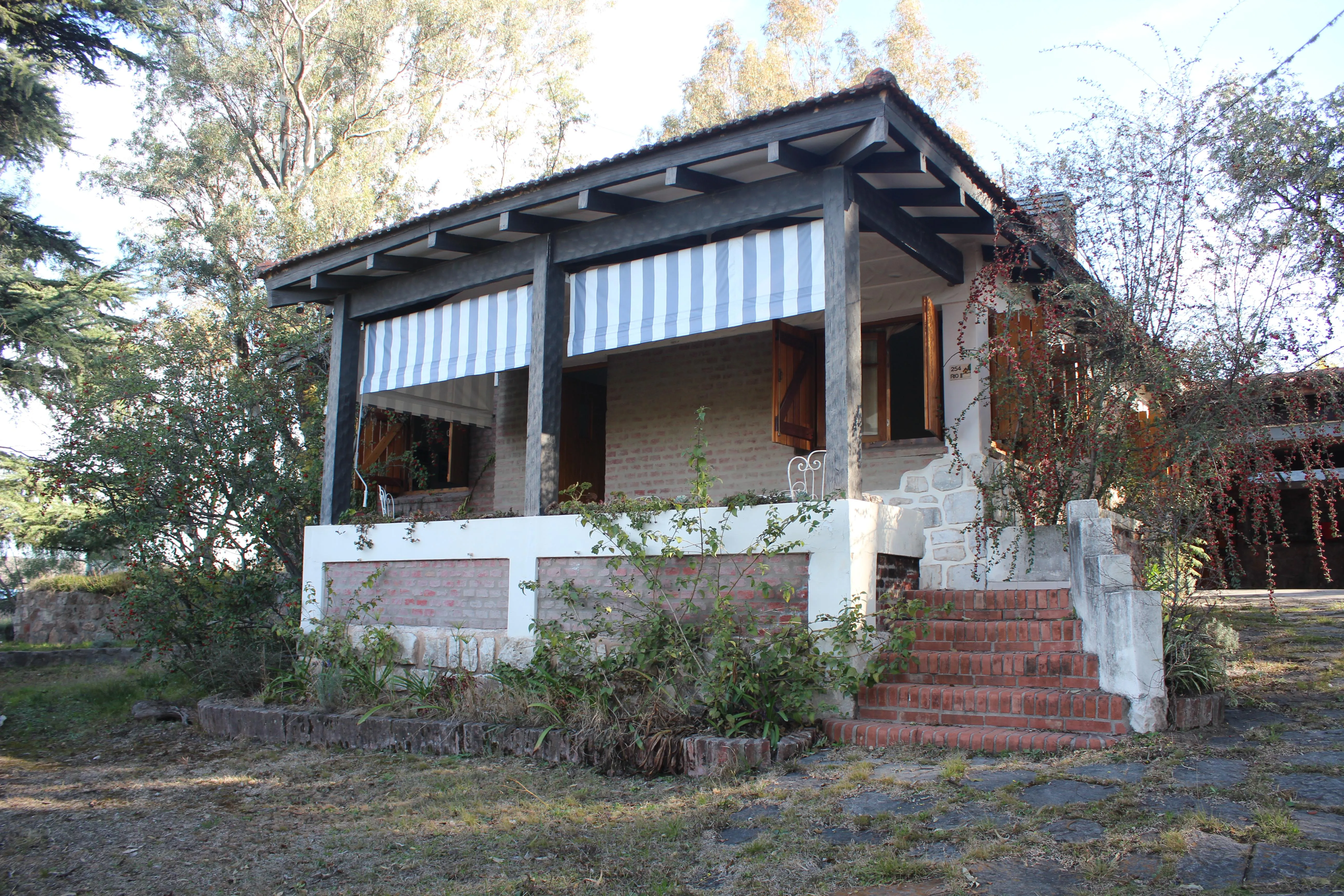 Venta TANTI Tres viviendas independientes sobre 2440 m2