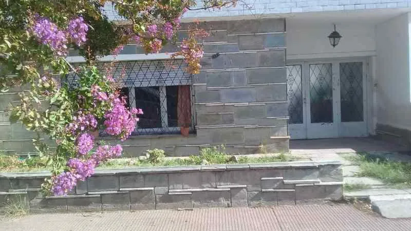 ALQ CASA , JUSTINIANO POSSE 819 PARA VIVIENDA O USO COMERCIAL