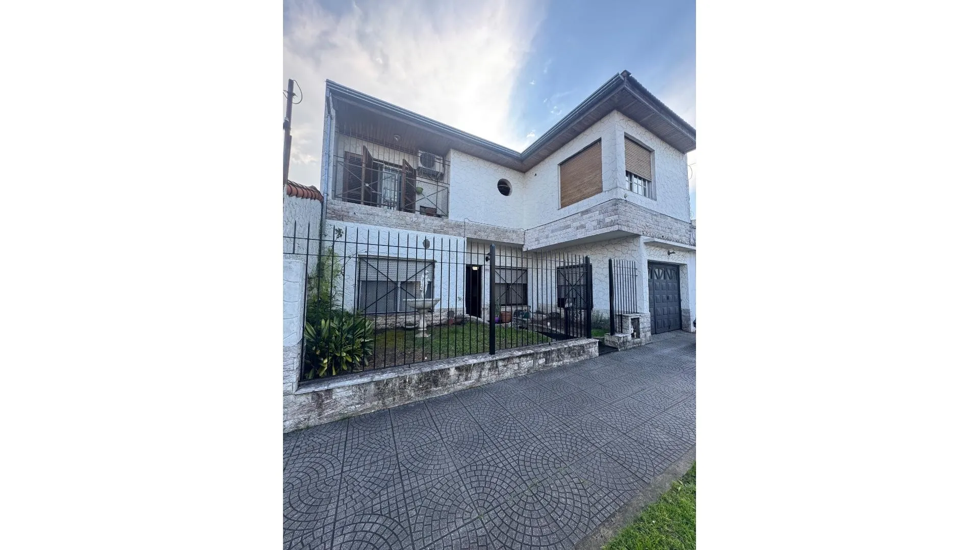Amplia Casa de 6 Ambientes con Pileta, Parrilla y Cochera en