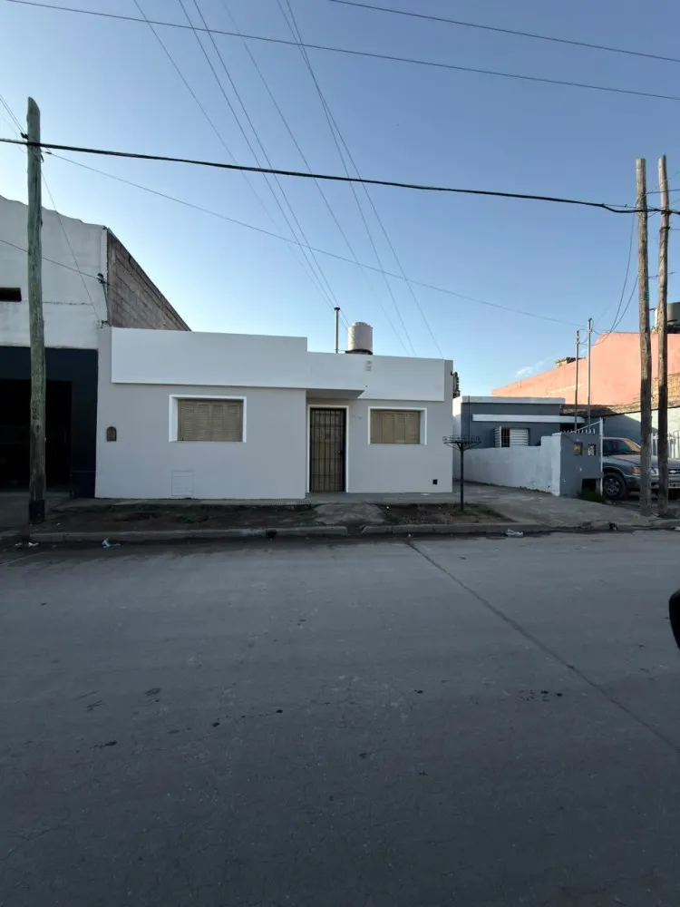 Pérez Silvestri inmobiliaria alquila:

Casa en barrio primero de Mayo. Sobre cal