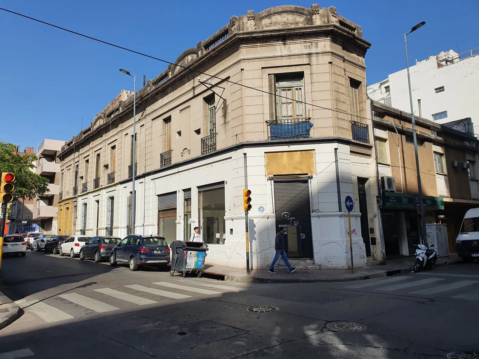 Local esquina con gran fachada