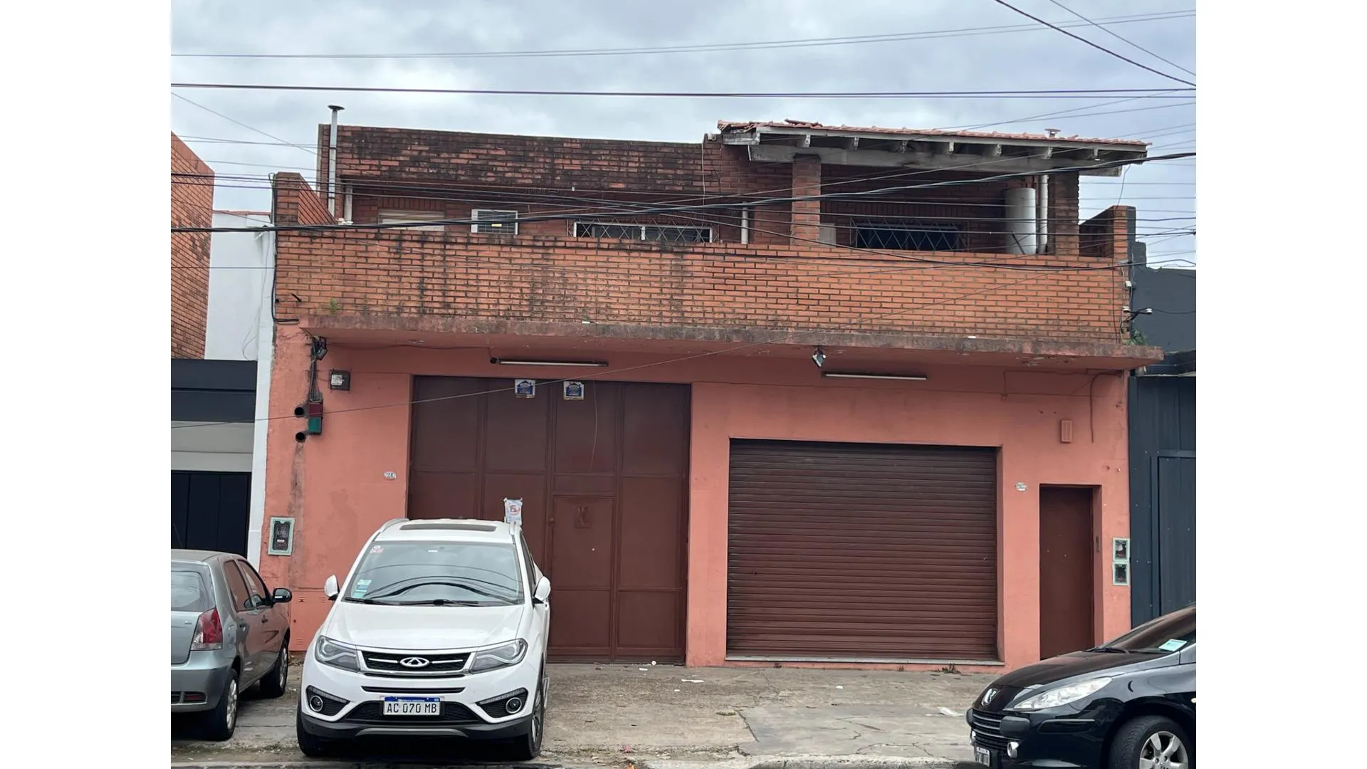 Muy buen galpón con local en PB y vivienda en PA