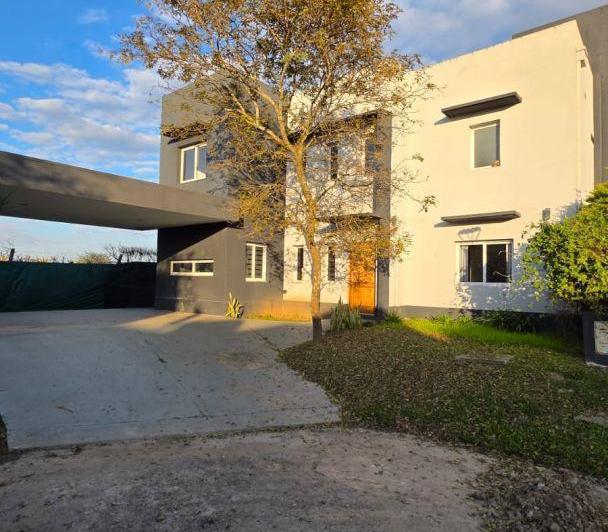 Casa · 370m² · 4 Dormitorios · 2 Cocheras