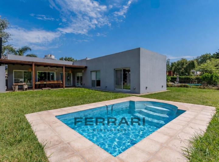 Casa · 210m² · 4 Ambientes · 2 Cocheras