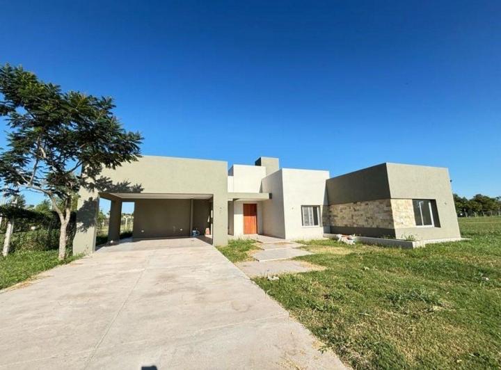 Casa · 180m² · 6 Ambientes · 3 Cocheras