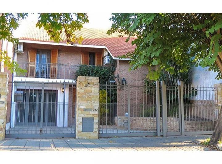 Casa · 273m² · 6 Ambientes · 3 Cocheras