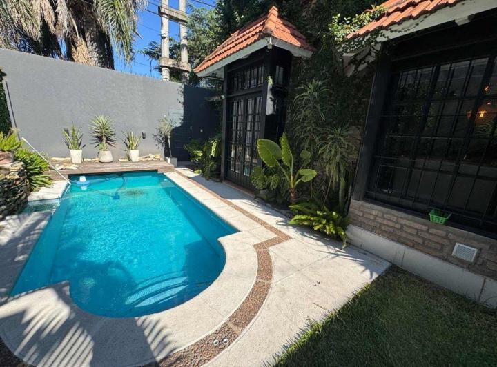 Casa · 244m² · 5 Ambientes · 2 Cocheras