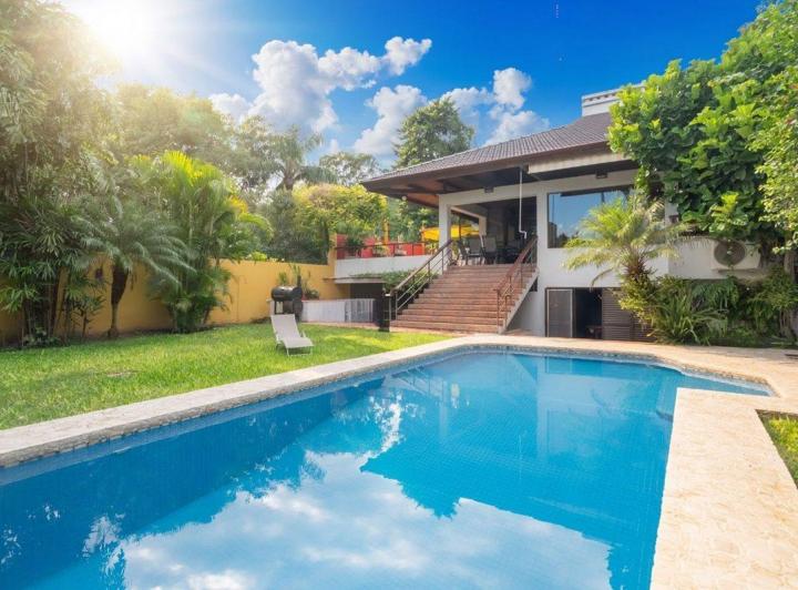 Casa · 560m² · 5 Ambientes · 6 Cocheras