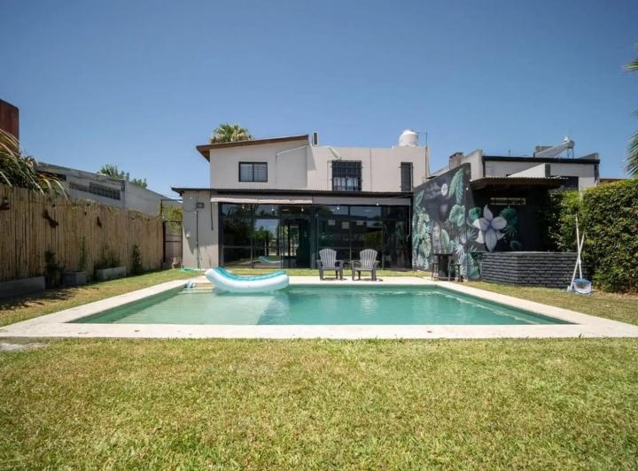 Casa · 250m² · 4 Ambientes · 2 Cocheras