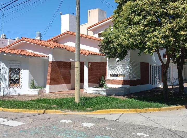 Casa · 188m² · 6 Ambientes · 2 Cocheras