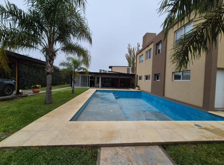 Casa · 248m² · 12 Ambientes · 1 Cochera