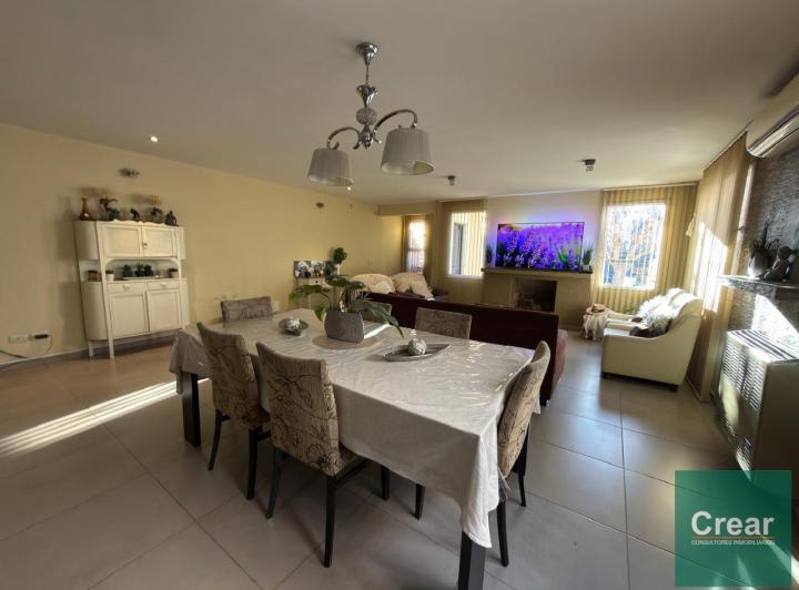 Casa · 219m² · 6 Ambientes · 3 Cocheras