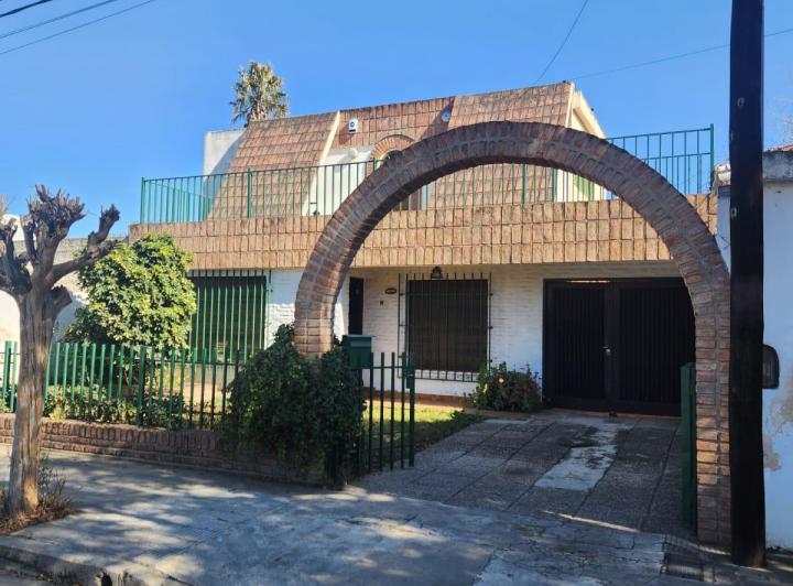 Casa · 200m² · 6 Ambientes · 1 Cochera