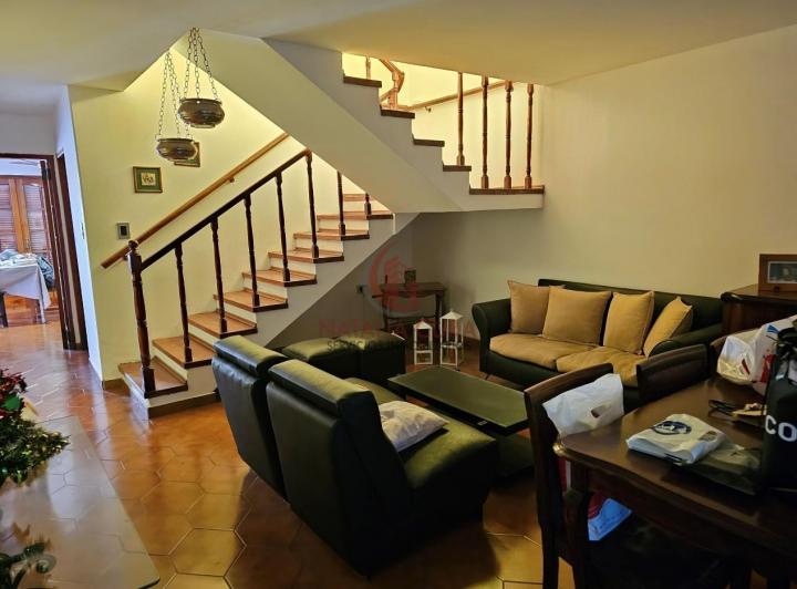 Casa · 224m² · 6 Ambientes · 1 Cochera