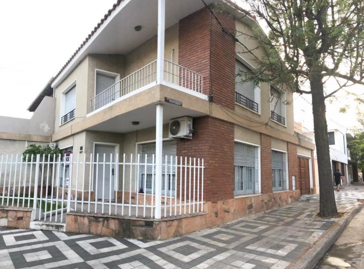Casa · 135m² · 11 Ambientes · 1 Cochera