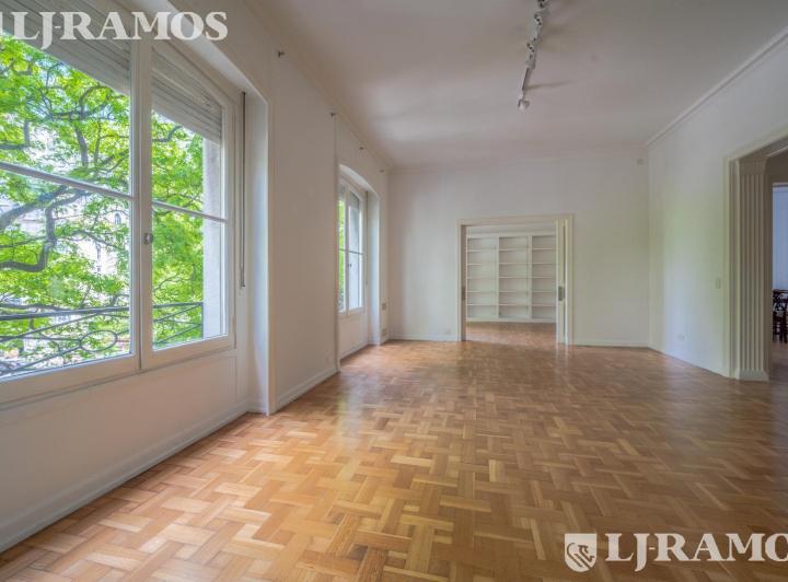 Departamento · 318m² · 8 Ambientes · 1 Cochera